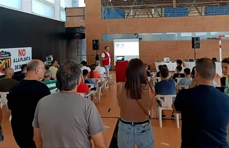 Taller familiar de drones con niños y adultos aprendiendo a volar con seguridad en un entorno guiado.