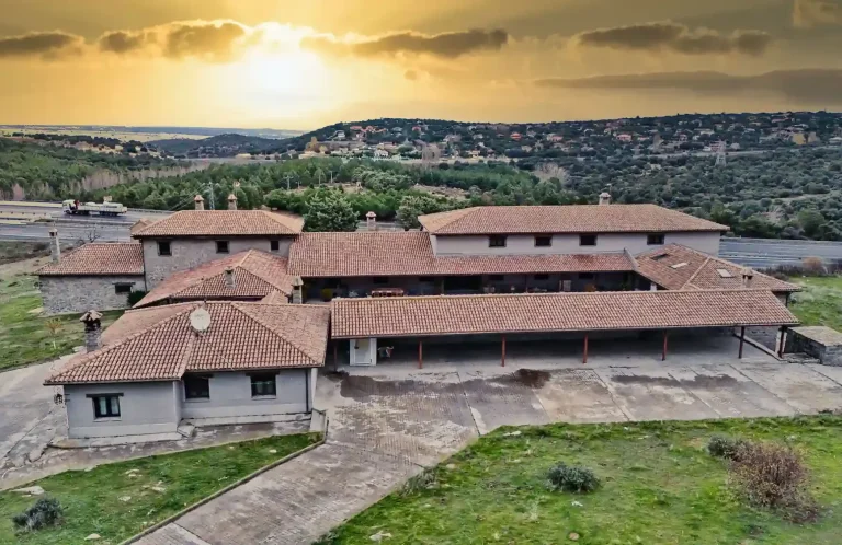 Promoción inmobiliaria con planos aéreos de viviendas y fincas
