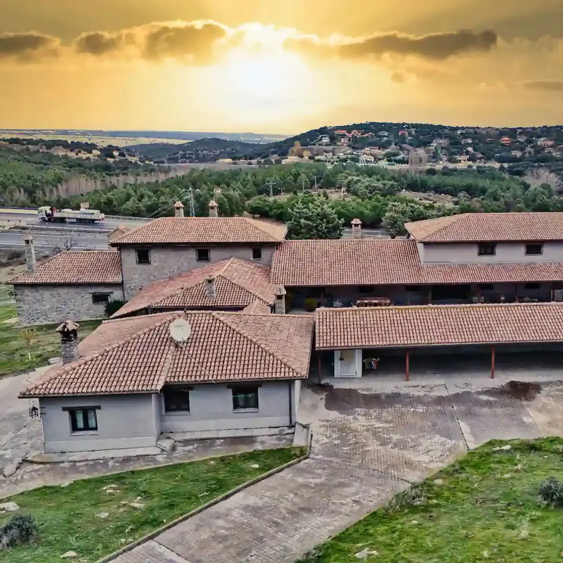 Vista aérea de vivienda, ideal para promoción inmobiliaria profesional.

