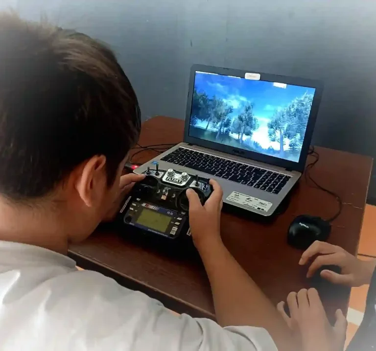 Un niño sigue una actividad de aprendizaje de vuelo de drones con Simulador