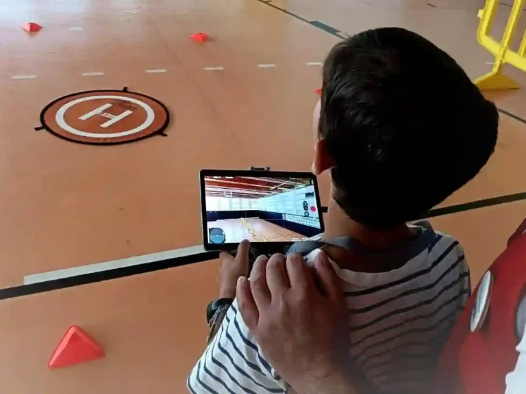 Un niño sigue una actividad de aprendizaje de vuelo de drones