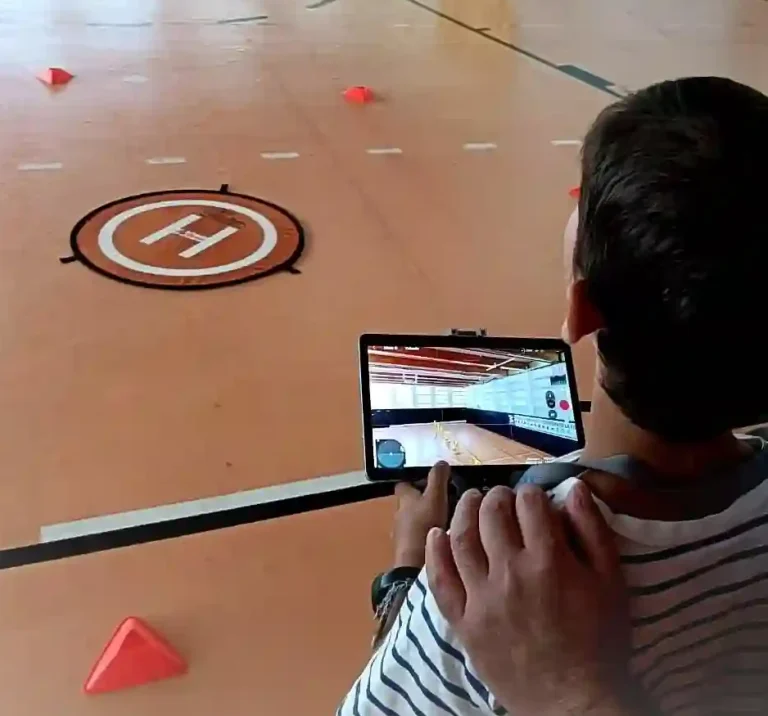 Un niño sigue una actividad de aprendizaje de vuelo de drones