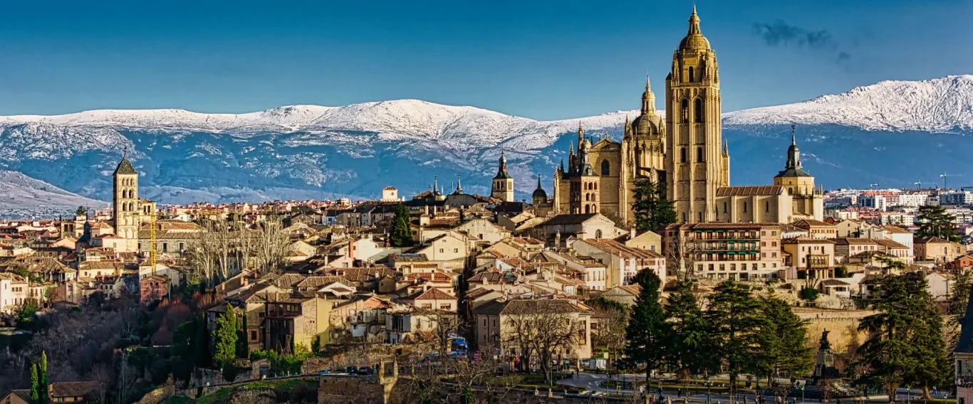 Dron capturando la Catedral de Segovia al atardecer