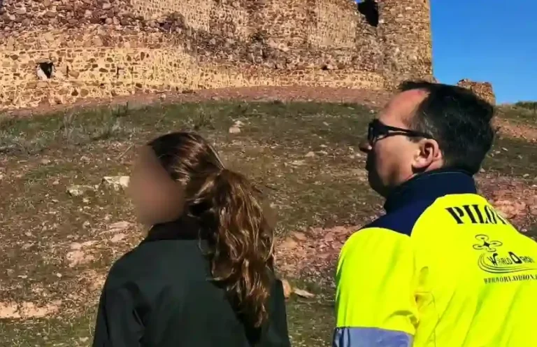 Jóvenes aprendiendo a volar drones con formación oficial desde los 12 años.