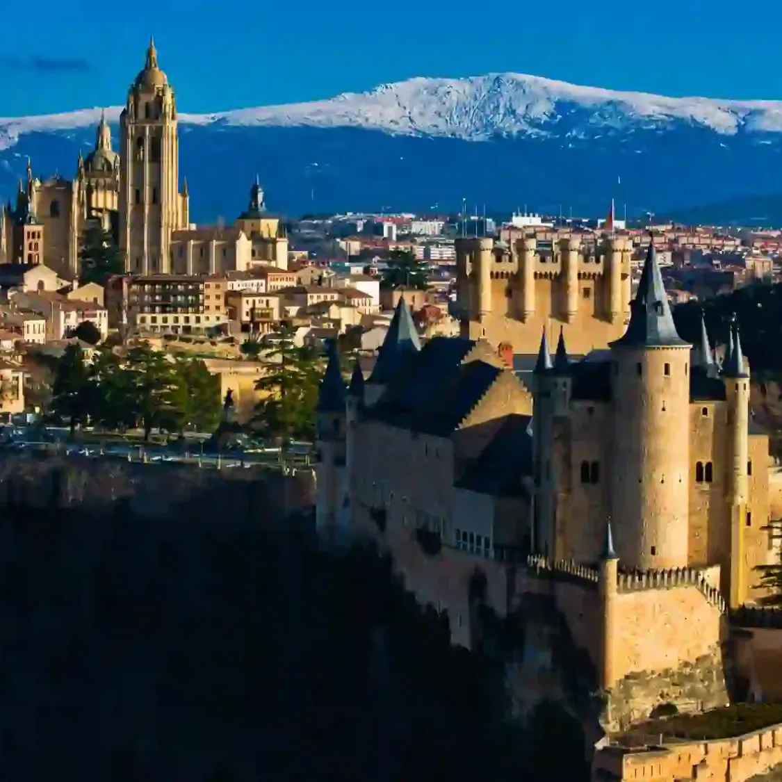 Vista aérea del Alcázar de Segovia al atardecer capturada con dron profesional – World Dron